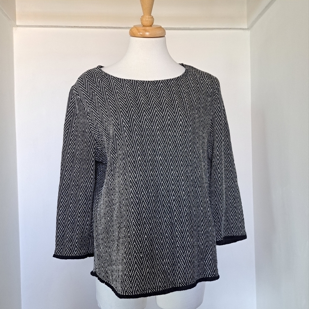 W5 | Back & white triangle striped crew neck cropped sleeve shirt frayed edges